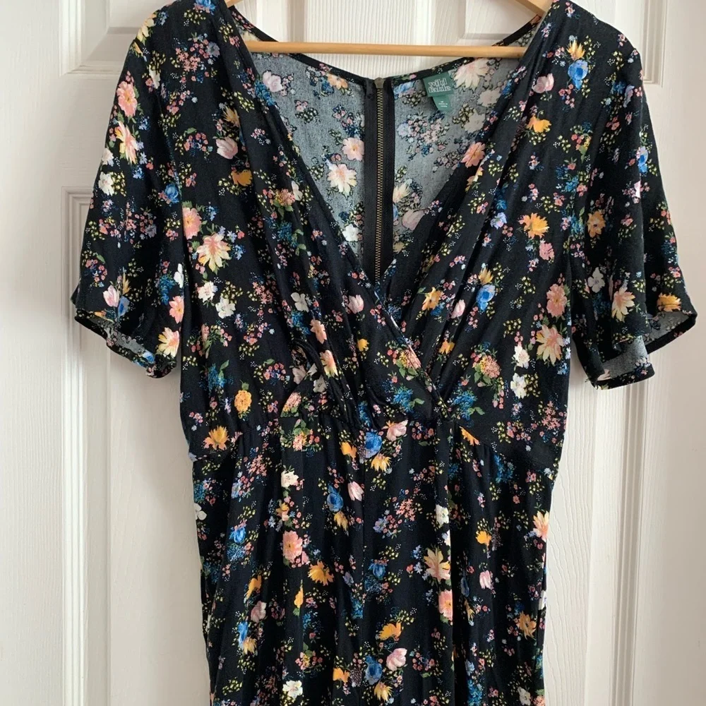 Wild Fable V-neck Floral Jumpsuit Size Medium